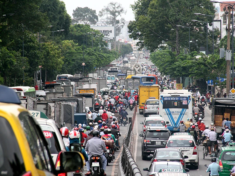 Ở giao điểm giữa đường Hoàng Văn Thụ - Nguyễn Văn Trổi - Phan Đình Giót hàng ngàn phương tiện ù ứ
